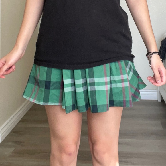 Cute green plaid Urban Outfitters miniskirt with buckle. Never worn - Picture 4 of 5